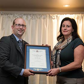Dr. Stockley presenting Ms. Morag Ryan with the 2017 Medical Student Oration Award