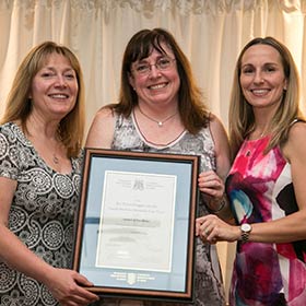 Dr. Stockley presenting Ms. Morag Ryan with the 2017 Medical Student Oration Award